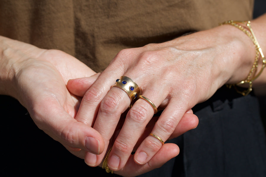 Au Armor Ring with Blue Sapphires